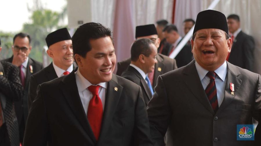 Menteri BUMN Erick Thohir (kiri) dan Ketua Umum Gerindra Prabowo Subianto (Kanan) tertawa bersama usai mengikuti serangkaian Sidang Tahunan MPR RI di Gedung DPR RI, Jakarta, Rabu (16/8/2023). (վ/Muhammad Sabki)
