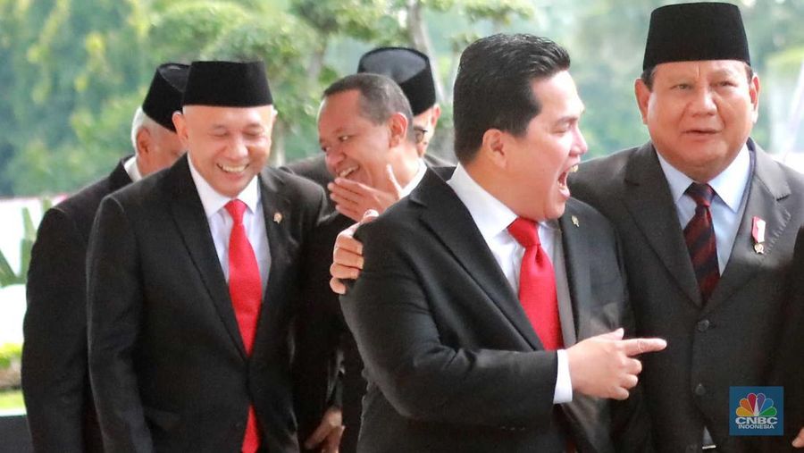 Menteri BUMN Erick Thohir (kiri) dan Ketua Umum Gerindra Prabowo Subianto (Kanan) tertawa bersama usai mengikuti serangkaian Sidang Tahunan MPR RI di Gedung DPR RI, Jakarta, Rabu (16/8/2023). (CNBC Indonesia/Muhammad Sabki)