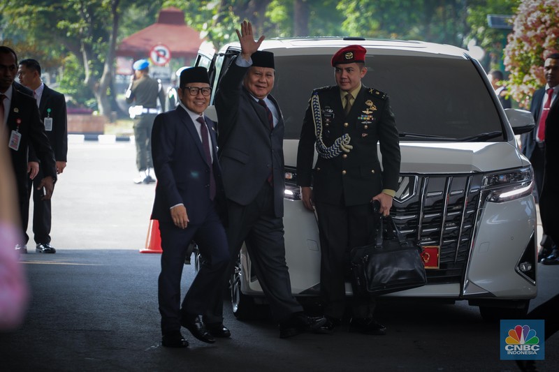 Menteri Pertahanan (Menhan) Prabowo Subianto dan Wakil Ketua DPR Muhaimin Iskandar atau Cak Imin tiba bersama di Gedung DPR jelang Sidang Tahunan 2023.  (CNBC Indonesia/Faisal Rahman)
