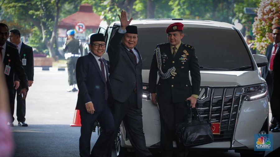 Menteri Pertahanan (Menhan) Prabowo Subianto dan Wakil Ketua DPR Muhaimin Iskandar atau Cak Imin tiba bersama di Gedung DPR jelang Sidang Tahunan 2023.  (CNBC Indonesia/Faisal Rahman)
