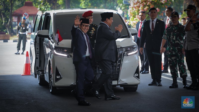 Menteri Pertahanan (Menhan) Prabowo Subianto dan Wakil Ketua DPR Muhaimin Iskandar atau Cak Imin tiba bersama di Gedung DPR jelang Sidang Tahunan 2023.  (CNBC Indonesia/Faisal Rahman)