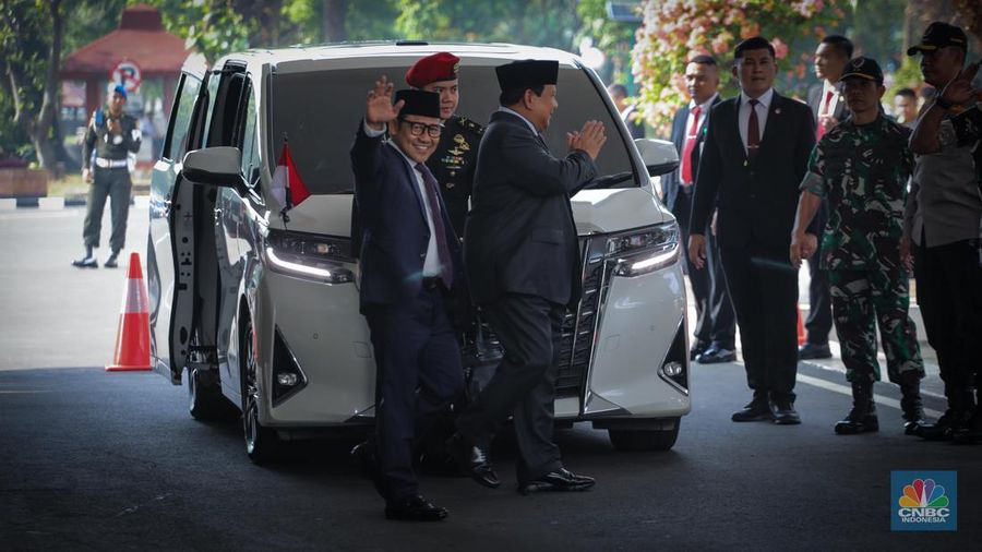Menteri Pertahanan (Menhan) Prabowo Subianto dan Wakil Ketua DPR Muhaimin Iskandar atau Cak Imin tiba bersama di Gedung DPR jelang Sidang Tahunan 2023.  (CNBC Indonesia/Faisal Rahman)