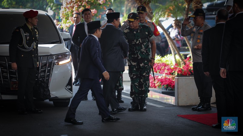 Menteri Pertahanan (Menhan) Prabowo Subianto dan Wakil Ketua DPR Muhaimin Iskandar atau Cak Imin tiba bersama di Gedung DPR jelang Sidang Tahunan 2023.  (CNBC Indonesia/Faisal Rahman)