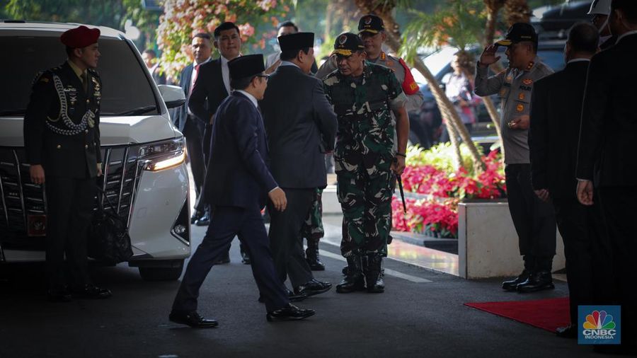 Menteri Pertahanan (Menhan) Prabowo Subianto dan Wakil Ketua DPR Muhaimin Iskandar atau Cak Imin tiba bersama di Gedung DPR jelang Sidang Tahunan 2023.  (CNBC Indonesia/Faisal Rahman)
