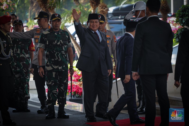 Menteri Pertahanan (Menhan) Prabowo Subianto dan Wakil Ketua DPR Muhaimin Iskandar atau Cak Imin tiba bersama di Gedung DPR jelang Sidang Tahunan 2023.  (CNBC Indonesia/Faisal Rahman)