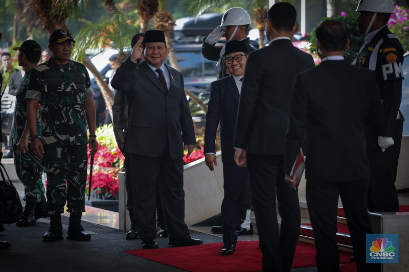 Menteri Pertahanan (Menhan) Prabowo Subianto dan Wakil Ketua DPR Muhaimin Iskandar atau Cak Imin tiba bersama di Gedung DPR jelang Sidang Tahunan 2023.  (CNBC Indonesia/Faisal Rahman)