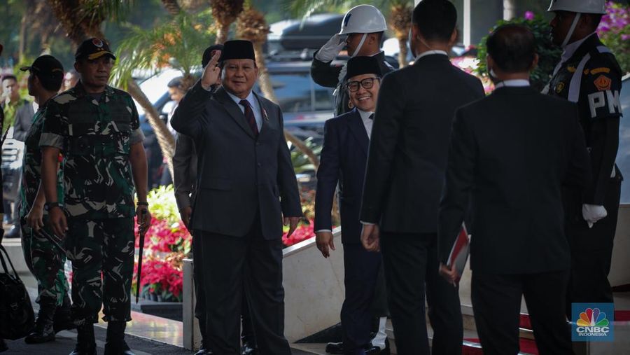 Menteri Pertahanan (Menhan) Prabowo Subianto dan Wakil Ketua DPR Muhaimin Iskandar atau Cak Imin tiba bersama di Gedung DPR jelang Sidang Tahunan 2023.  (CNBC Indonesia/Faisal Rahman)