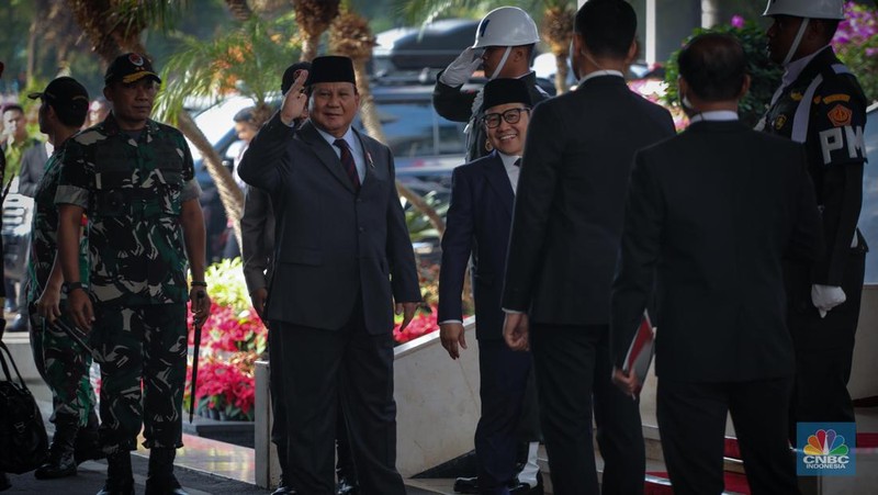 Menteri Pertahanan (Menhan) Prabowo Subianto dan Wakil Ketua DPR Muhaimin Iskandar atau Cak Imin tiba bersama di Gedung DPR jelang Sidang Tahunan 2023.  (CNBC Indonesia/Faisal Rahman)