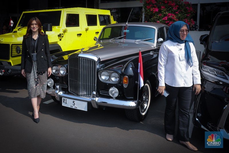 Mobil Bentley S3 milik Ketua MPR RI Bambang Soesatyo (Bamsoet) terparkir di Komplek DPR/MPR RI, Senayan, Jakarta, Rabu (16/8/2023). (CNBC Indonesia/Faisal Rahman) Mobil Bentley S3 milik Ketua MPR RI Bambang Soesatyo (Bamsoet) terparkir di Komplek DPR/MPR RI, Senayan, Jakarta, Rabu (16/8/2023). (CNBC Indonesia/Faisal Rahman)