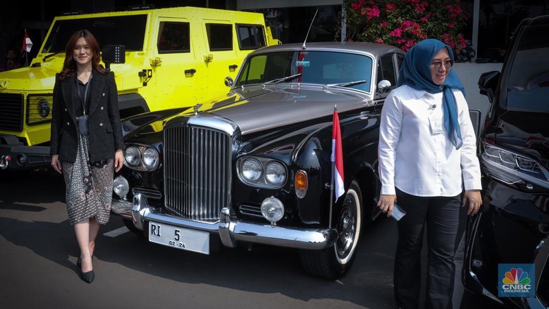 Mobil Bentley S3 milik Ketua MPR RI Bambang Soesatyo (Bamsoet) terparkir di Komplek DPR/MPR RI, Senayan, Jakarta, Rabu (16/8/2023). (CNBC Indonesia/Faisal Rahman)