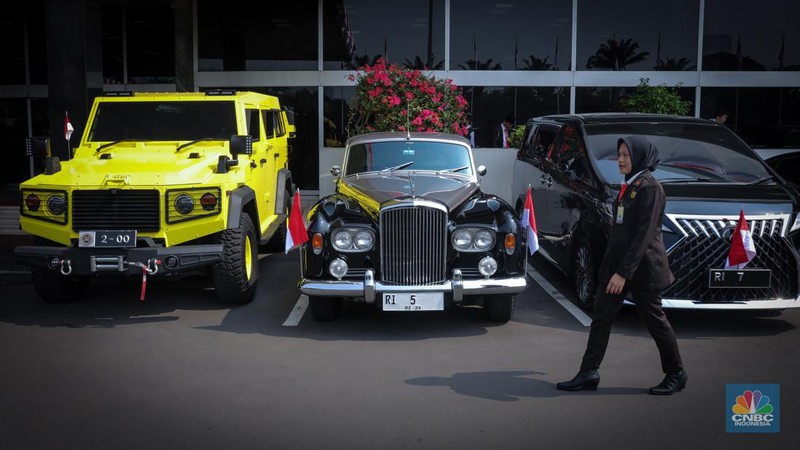 Mobil Bentley S3 milik Ketua MPR RI Bambang Soesatyo (Bamsoet) terparkir di Komplek DPR/MPR RI, Senayan, Jakarta, Rabu (16/8/2023). (CNBC Indonesia/Faisal Rahman)