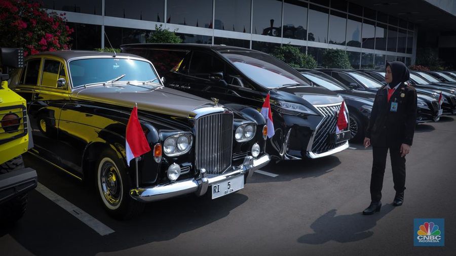 Mobil Bentley S3 milik Ketua MPR RI Bambang Soesatyo (Bamsoet) terparkir di Komplek DPR/MPR RI, Senayan, Jakarta, Rabu (16/8/2023). (CNBC Indonesia/Faisal Rahman)