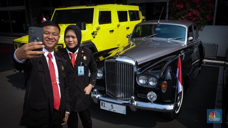 Mobil Bentley S3 milik Ketua MPR RI Bambang Soesatyo (Bamsoet) terparkir di Komplek DPR/MPR RI, Senayan, Jakarta, Rabu (16/8/2023). (CNBC Indonesia/Faisal Rahman)