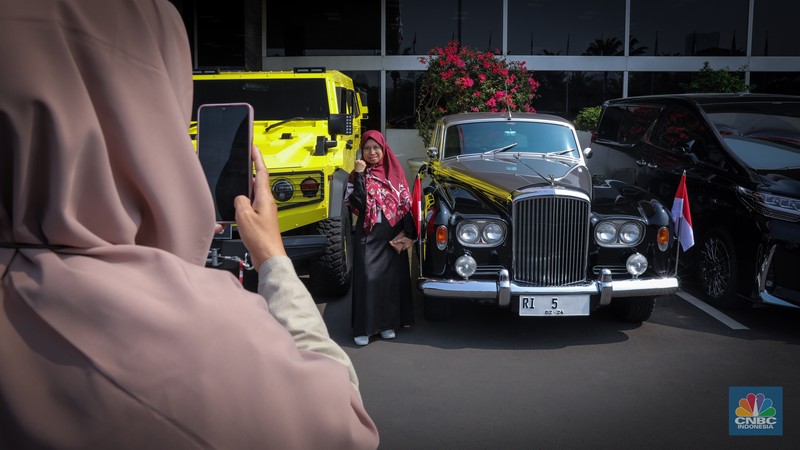 Mobil Bentley S3 milik Ketua MPR RI Bambang Soesatyo (Bamsoet) terparkir di Komplek DPR/MPR RI, Senayan, Jakarta, Rabu (16/8/2023). (CNBC Indonesia/Faisal Rahman) Mobil Bentley S3 milik Ketua MPR RI Bambang Soesatyo (Bamsoet) terparkir di Komplek DPR/MPR RI, Senayan, Jakarta, Rabu (16/8/2023). (CNBC Indonesia/Faisal Rahman)