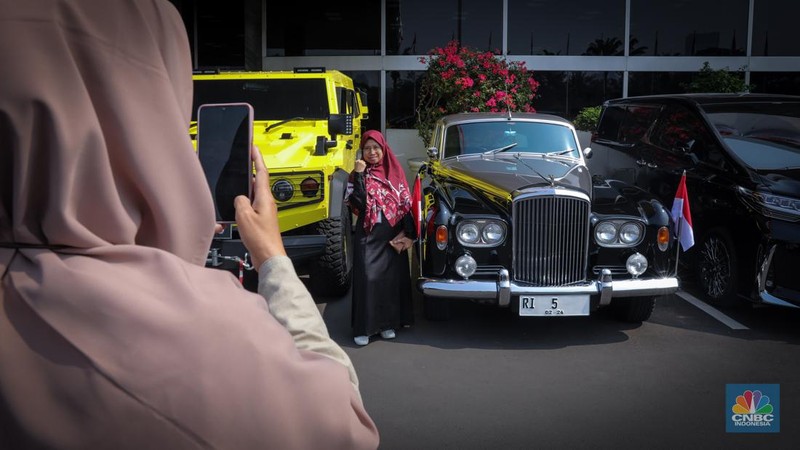 Mobil Bentley S3 milik Ketua MPR RI Bambang Soesatyo (Bamsoet) terparkir di Komplek DPR/MPR RI, Senayan, Jakarta, Rabu (16/8/2023). (CNBC Indonesia/Faisal Rahman)