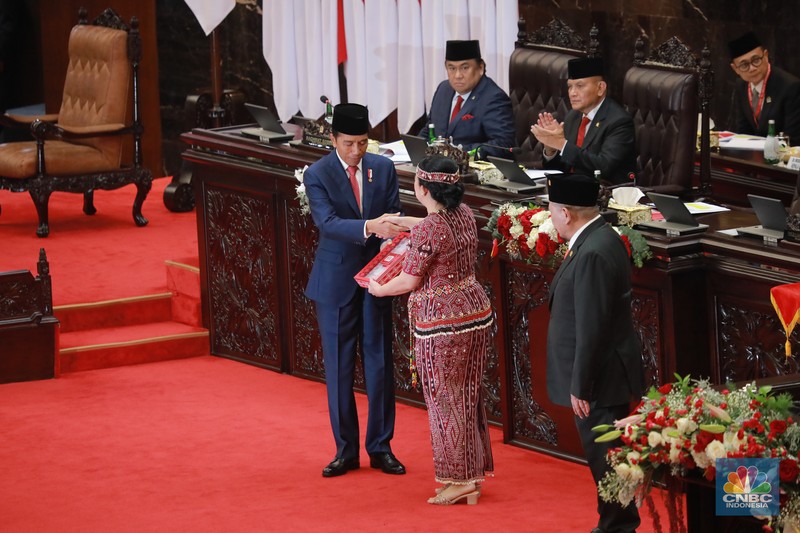 Presiden Joko Widodo dan Ketua DPR RI Puan Maharani di sidang tahunan MPR/DPR pada Senin (16/8). Presiden Joko Widodo dan Ketua DPR RI Puan Maharani di sidang tahunan MPR/DPR pada Senin (16/8). (CNBC Indonesia/Muhammad Sabki)