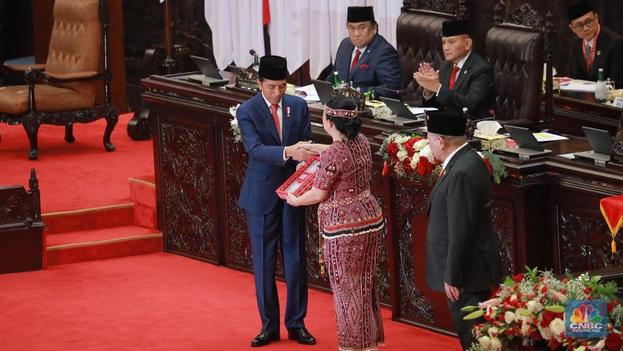 Penyampaian RUU tentang APBN Tahun Anggaran 2024 beserta Nota Keuangan dan Dokumen Pendukungnya dari Presiden RI kepada Ketua DPR RI di Gedung DPR RI, Jakarta, Rabu (16/8/2023). (CNBC Indonesia/Muhammad Sabki)