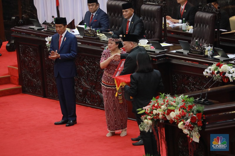 Presiden Joko Widodo dan Ketua DPR RI Puan Maharani di sidang tahunan MPR/DPR pada Senin (16/8). Presiden Joko Widodo dan Ketua DPR RI Puan Maharani di sidang tahunan MPR/DPR pada Senin (16/8). (CNBC Indonesia/Muhammad Sabki)
