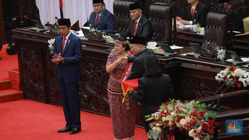 Presiden Joko Widodo dan Ketua DPR RI Puan Maharani di sidang tahunan MPR/DPR pada Senin (16/8). (CNBC Indonesia/Muhammad Sabki)