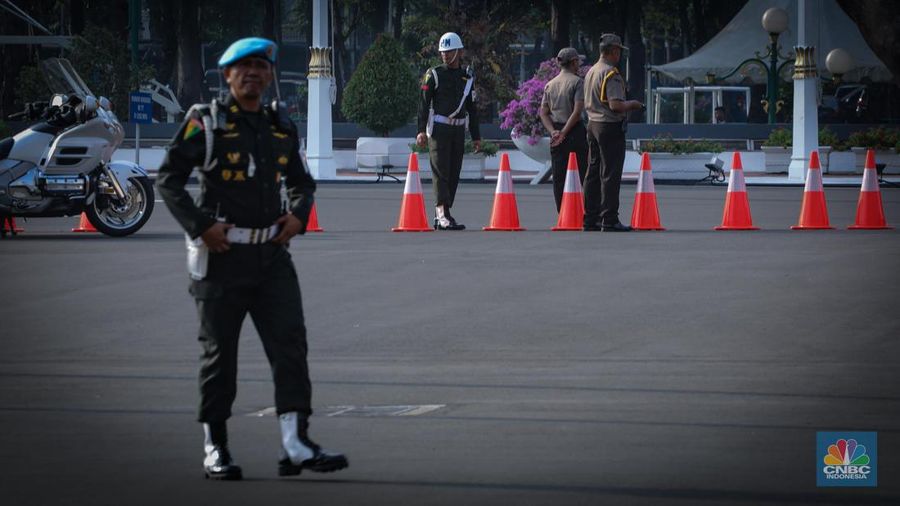 Petugas Kepolisian melakukan penjagaan di depan Gedung DPR/MPR RI, Senayan, Jakarta, Rabu (16/8/2023). (CNBC Indonesia/Faisal Rahman)