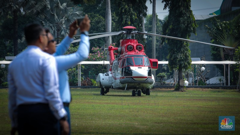 Petugas Kepolisian melakukan penjagaan di depan Gedung DPR/MPR RI, Senayan, Jakarta, Rabu (16/8/2023). Petugas Kepolisian melakukan penjagaan di depan Gedung DPR/MPR RI, Senayan, Jakarta, Rabu (16/8/2023). (CNBC Indonesia/Faisal Rahman)