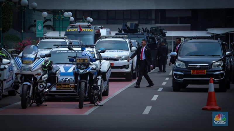 Petugas Kepolisian melakukan penjagaan di depan Gedung DPR/MPR RI, Senayan, Jakarta, Rabu (16/8/2023). (CNBC Indonesia/Faisal Rahman)