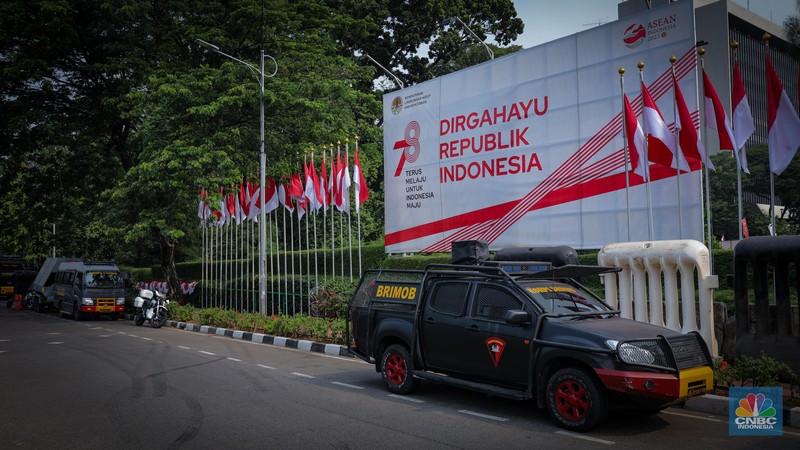 Petugas Kepolisian melakukan penjagaan di depan Gedung DPR/MPR RI, Senayan, Jakarta, Rabu (16/8/2023). Petugas Kepolisian melakukan penjagaan di depan Gedung DPR/MPR RI, Senayan, Jakarta, Rabu (16/8/2023). (CNBC Indonesia/Faisal Rahman)