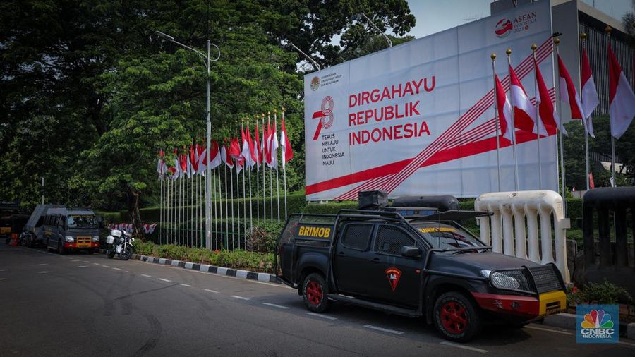 Petugas Kepolisian melakukan penjagaan di depan Gedung DPR/MPR RI, Senayan, Jakarta, Rabu (16/8/2023). (CNBC Indonesia/Faisal Rahman)