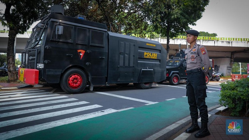 Petugas Kepolisian melakukan penjagaan di depan Gedung DPR/MPR RI, Senayan, Jakarta, Rabu (16/8/2023). (CNBC Indonesia/Faisal Rahman)