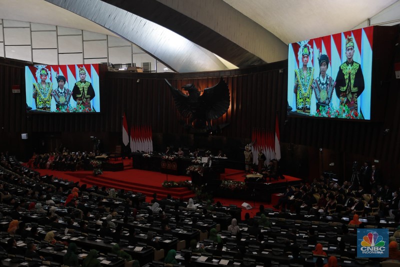 Presiden RI Joko Widodo (Jokowi) setelah sidang tahunan MPR, DPR dan DPD RI, Jakarta, Rabu (16/8/2023). (CNBC Indonesia/Faisal Rahman) Presiden RI Joko Widodo (Jokowi) setelah sidang tahunan MPR, DPR dan DPD RI, Jakarta, Rabu (16/8/2023). (CNBC Indonesia/Faisal Rahman)