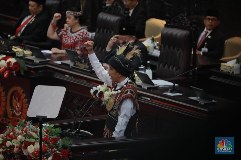 Presiden RI Joko Widodo (Jokowi) setelah sidang tahunan MPR, DPR dan DPD RI, Jakarta, Rabu (16/8/2023). (CNBC Indonesia/Faisal Rahman) Presiden RI Joko Widodo (Jokowi) setelah sidang tahunan MPR, DPR dan DPD RI, Jakarta, Rabu (16/8/2023). (CNBC Indonesia/Faisal Rahman)