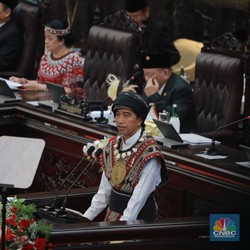 Filosofi Baju Tanimbar Jokowi dari Tutup Kepala hingga Kalung