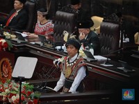 Filosofi Baju Tanimbar Jokowi dari Tutup Kepala hingga Kalung