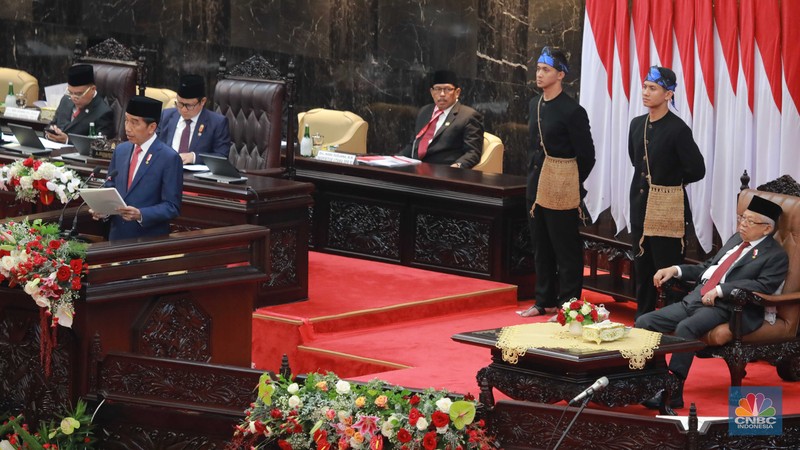 Presiden Joko Widodo dan Ketua DPR RI Puan Maharani di sidang tahunan MPR/DPR pada Senin (16/8). (CNBC Indonesia/Muhammad Sabki)