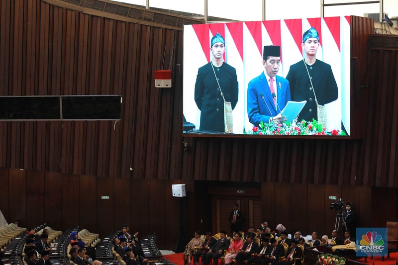 Presiden Joko Widodo dan Ketua DPR RI Puan Maharani di sidang tahunan MPR/DPR pada Senin (16/8). (CNBC Indonesia/Muhammad Sabki)