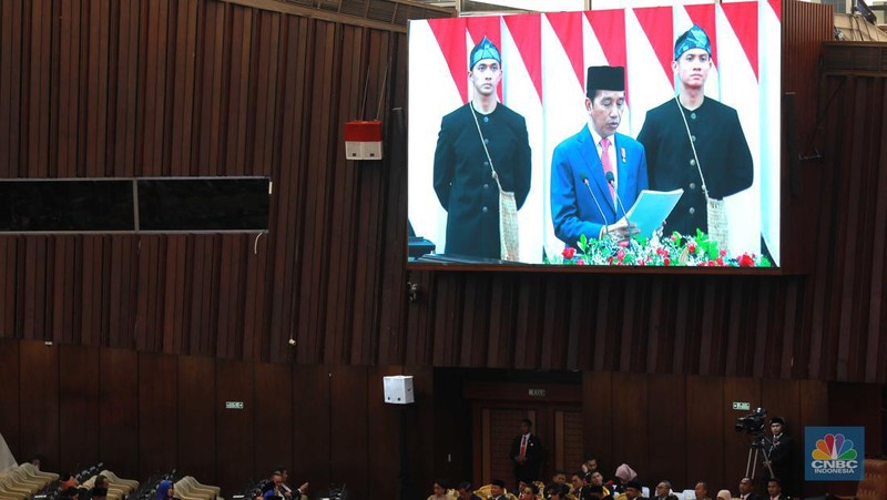 Presiden Joko Widodo dan Ketua DPR RI Puan Maharani di sidang tahunan MPR/DPR pada Senin (16/8). (CNBC Indonesia/Muhammad Sabki)