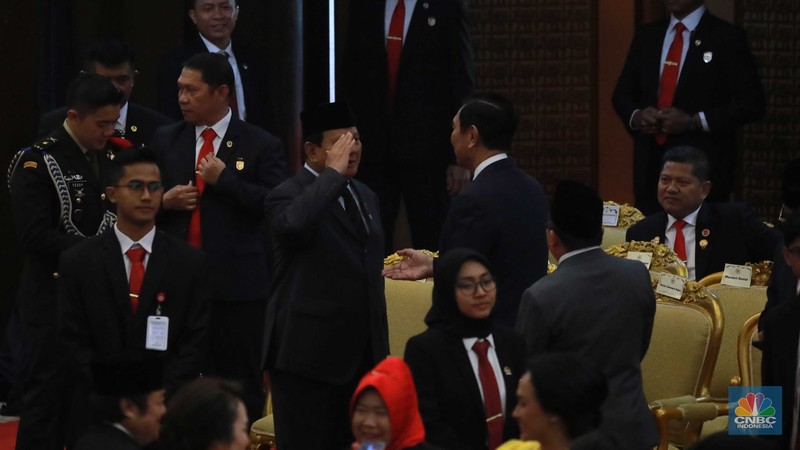 Presiden RI Joko Widodo (Jokowi) setelah sidang tahunan MPR, DPR dan DPD RI, Jakarta, Rabu (16/8/2023). (CNBC Indonesia/Faisal Rahman) Presiden RI Joko Widodo (Jokowi) setelah sidang tahunan MPR, DPR dan DPD RI, Jakarta, Rabu (16/8/2023). (CNBC Indonesia/Faisal Rahman)
