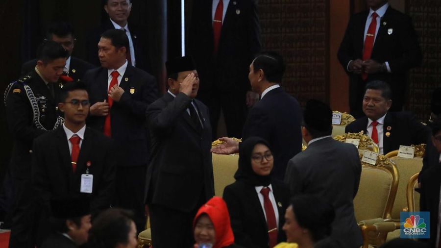 Prabowo memberikan hormat kepada Luhut saat bertemu di gedung Nusantara, Kompleks Parlemen, Senayan, Jakarta, Rabu (16/8/2023). (CNBC Indonesia/Muhammad Sabki)