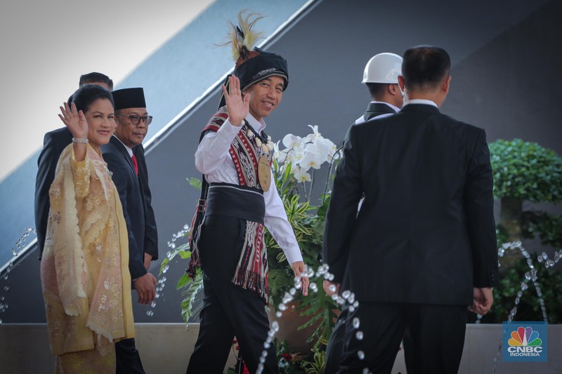 Presiden Joko Widodo (Jokowi) Jokowi tiba di gedung DPR/MPR menjelang penyampaian pidato kenegaraan di Sidang Tahunan MPR. Jokowi mengenakan baju adat. (CNBC Indonesia/Faisal Rahman) Presiden Joko Widodo (Jokowi) Jokowi tiba di gedung DPR/MPR menjelang penyampaian pidato kenegaraan di Sidang Tahunan MPR. Jokowi mengenakan baju adat. (CNBC Indonesia/Faisal Rahman)