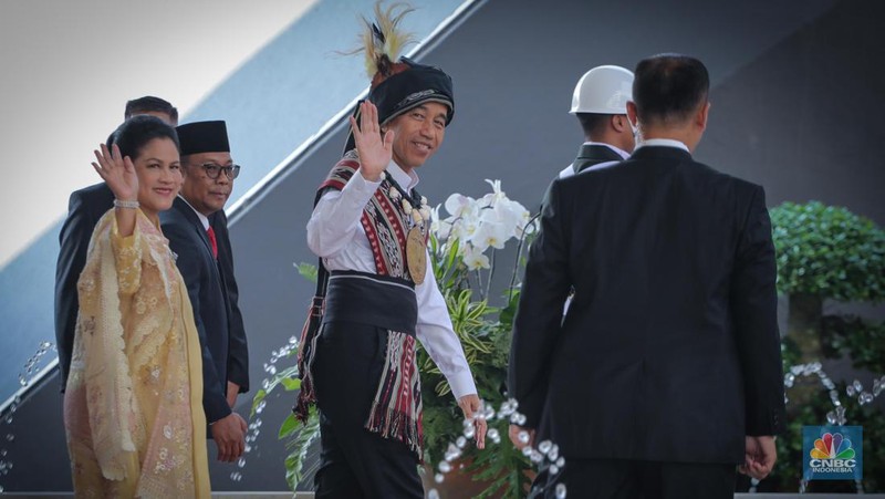 Presiden Joko Widodo (Jokowi) Jokowi tiba di gedung DPR/MPR menjelang penyampaian pidato kenegaraan di Sidang Tahunan MPR. Jokowi mengenakan baju adat. (CNBC Indonesia/Faisal Rahman)