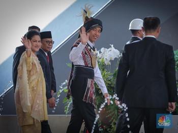 Lihat Baju Adat Jokowi, Ingat Harta Karun Blok Masela