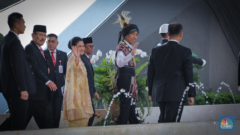 Presiden Joko Widodo (Jokowi) Jokowi tiba di gedung DPR/MPR menjelang penyampaian pidato kenegaraan di Sidang Tahunan MPR. Jokowi mengenakan baju adat. (CNBC Indonesia/Faisal Rahman)