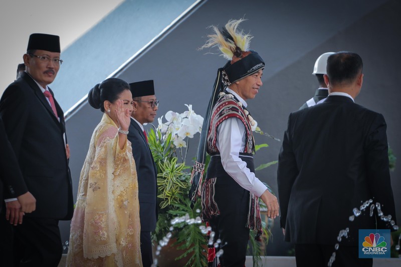Presiden Joko Widodo (Jokowi) Jokowi tiba di gedung DPR/MPR menjelang penyampaian pidato kenegaraan di Sidang Tahunan MPR. Jokowi mengenakan baju adat. (CNBC Indonesia/Faisal Rahman)