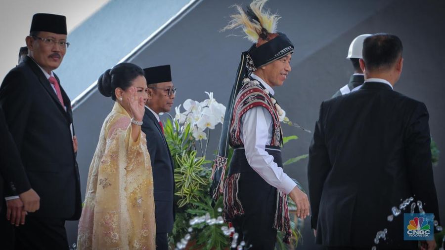 Presiden Joko Widodo (Jokowi) Jokowi tiba di gedung DPR/MPR menjelang penyampaian pidato kenegaraan di Sidang Tahunan MPR. Jokowi mengenakan baju adat. (CNBC Indonesia/Faisal Rahman)