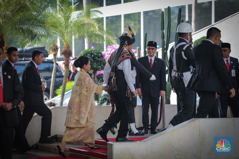 Presiden Joko Widodo (Jokowi) Jokowi tiba di gedung DPR/MPR menjelang penyampaian pidato kenegaraan di Sidang Tahunan MPR. Jokowi mengenakan baju adat. (CNBC Indonesia/Faisal Rahman)