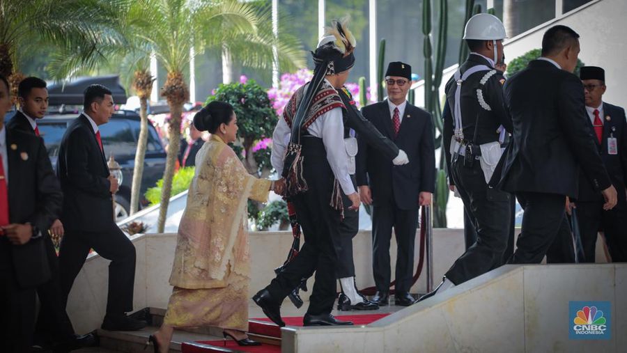 Presiden Joko Widodo (Jokowi) Jokowi tiba di gedung DPR/MPR menjelang penyampaian pidato kenegaraan di Sidang Tahunan MPR. Jokowi mengenakan baju adat. (CNBC Indonesia/Faisal Rahman)