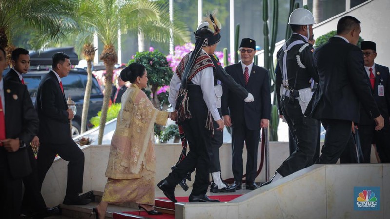 Presiden Joko Widodo (Jokowi) Jokowi tiba di gedung DPR/MPR menjelang penyampaian pidato kenegaraan di Sidang Tahunan MPR. Jokowi mengenakan baju adat. (CNBC Indonesia/Faisal Rahman)