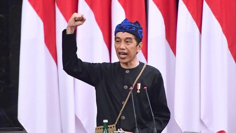 Presiden Joko Widodo mengenakan baju adat Sasak Nusa Tenggara Barat (NTB) saat pidato kenegaraan Sidang Bersama DPD-DPR di di Gedung Nusantara, Kompleks Parlemen, Senayan, Jakarta, Jumat (16/8/2019). (Reuters/Willy Kurniawan)