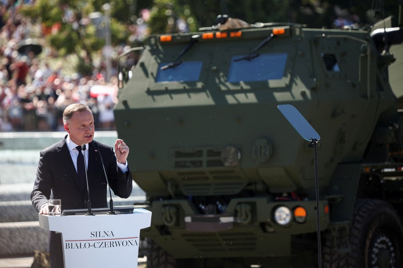 Anggota pasukan militer Polandia berpartisipasi dalam parade militer pada Hari Angkatan Bersenjata, yang dirayakan setiap tahun pada tanggal 15 Agustus untuk memperingati kemenangan Polandia atas Tentara Merah Uni Soviet pada tahun 1920, di Warsawa, Polandia, 15 Agustus 2023. (REUTERS/Kacper Pempel)