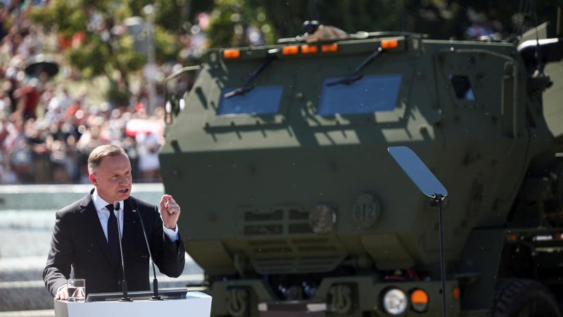 Anggota pasukan militer Polandia berpartisipasi dalam parade militer pada Hari Angkatan Bersenjata, yang dirayakan setiap tahun pada tanggal 15 Agustus untuk memperingati kemenangan Polandia atas Tentara Merah Uni Soviet pada tahun 1920, di Warsawa, Polandia, 15 Agustus 2023. (REUTERS/Kacper Pempel)